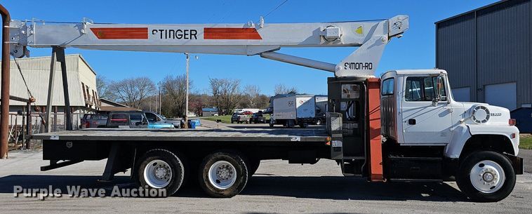 image for item EJ6205 1992 Ford L9000 crane truck