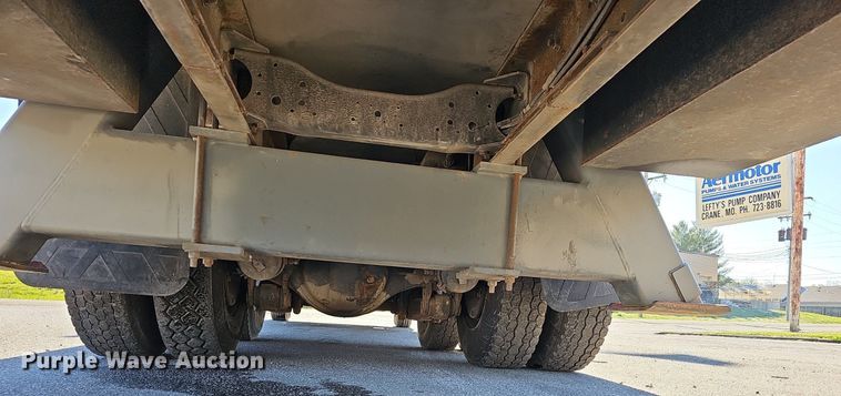 image for item EJ6205 1992 Ford L9000 crane truck