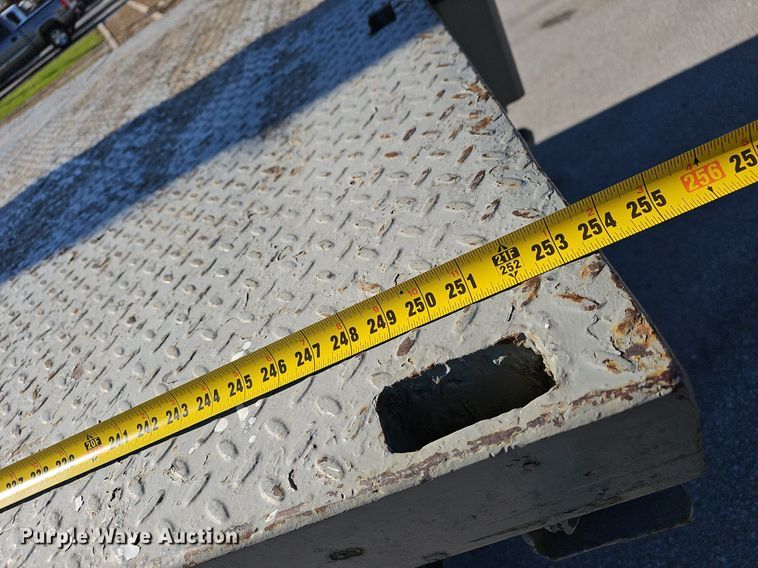 image for item EJ6205 1992 Ford L9000 crane truck