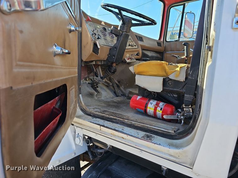 image for item EJ6205 1992 Ford L9000 crane truck