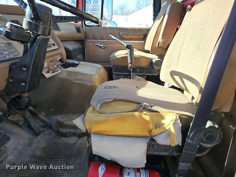 image for item EJ6205 1992 Ford L9000 crane truck