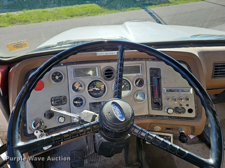 image for item EJ6205 1992 Ford L9000 crane truck