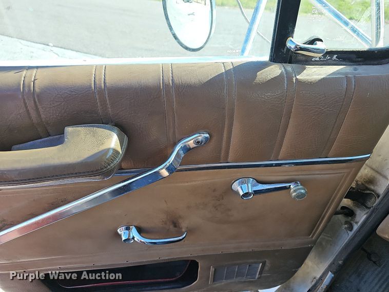 image for item EJ6205 1992 Ford L9000 crane truck