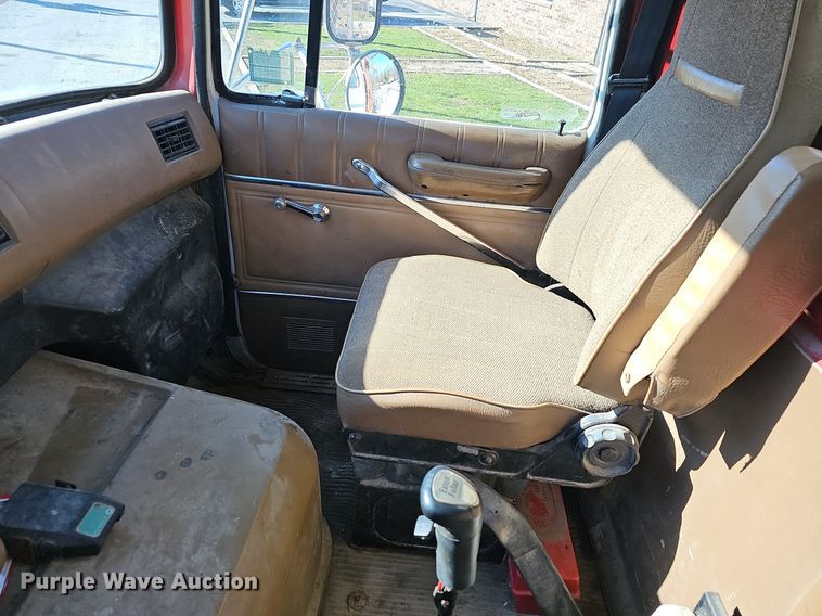 image for item EJ6205 1992 Ford L9000 crane truck