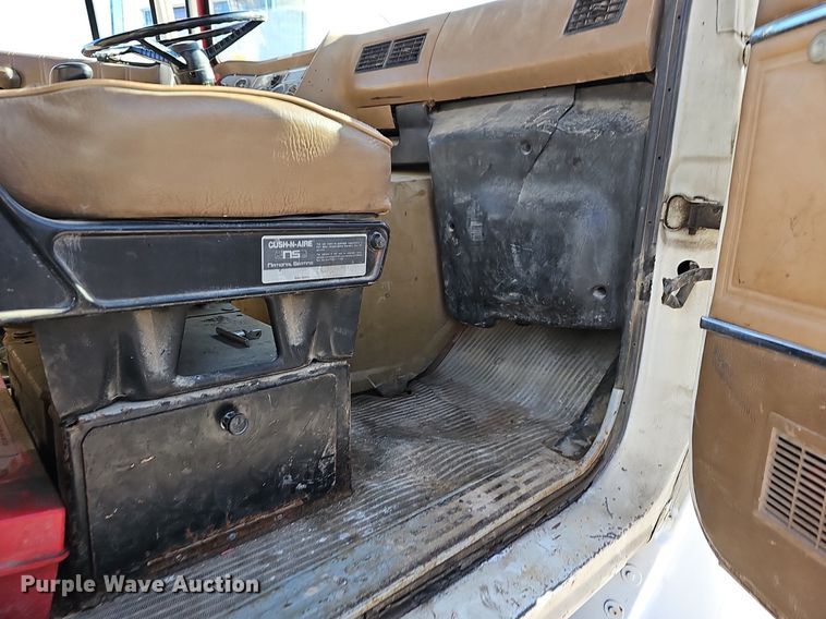 image for item EJ6205 1992 Ford L9000 crane truck