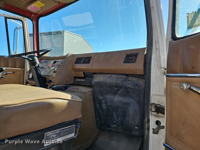 image for item EJ6205 1992 Ford L9000 crane truck