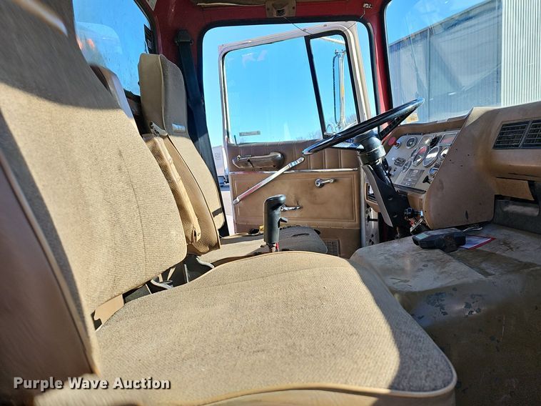 image for item EJ6205 1992 Ford L9000 crane truck