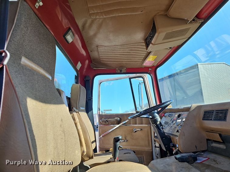 image for item EJ6205 1992 Ford L9000 crane truck