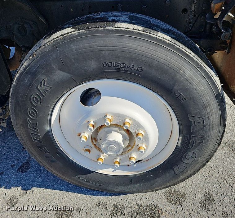 image for item EJ6205 1992 Ford L9000 crane truck