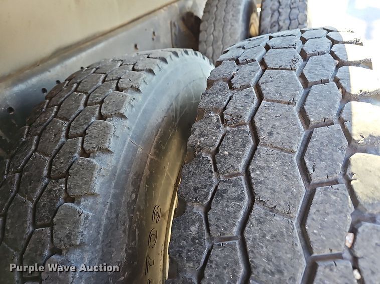 image for item EJ6205 1992 Ford L9000 crane truck