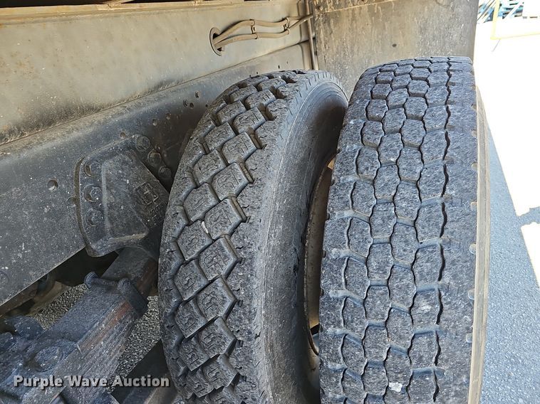 image for item EJ6205 1992 Ford L9000 crane truck