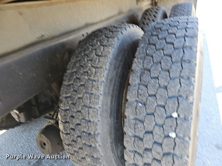 image for item EJ6205 1992 Ford L9000 crane truck