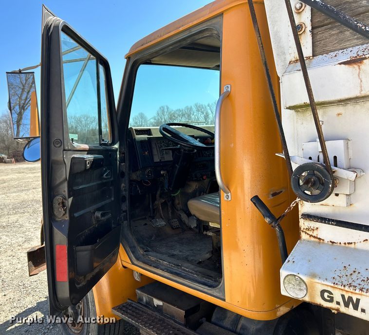 image for item EK4334 1995 International 4900 dump truck