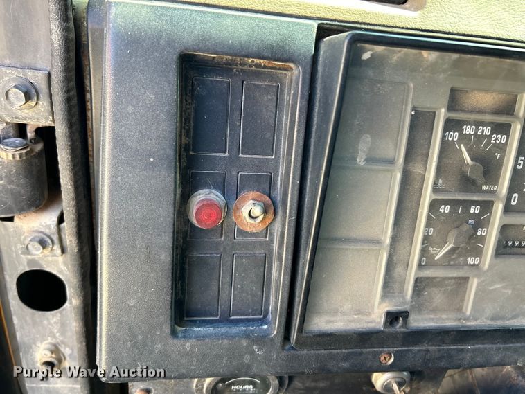 image for item EK4334 1995 International 4900 dump truck