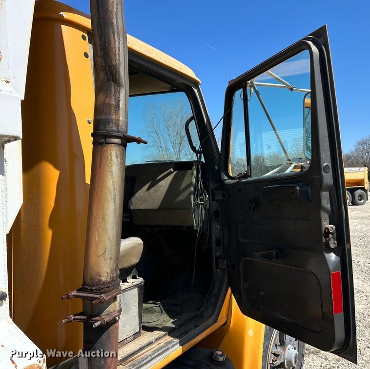 image for item EK4334 1995 International 4900 dump truck