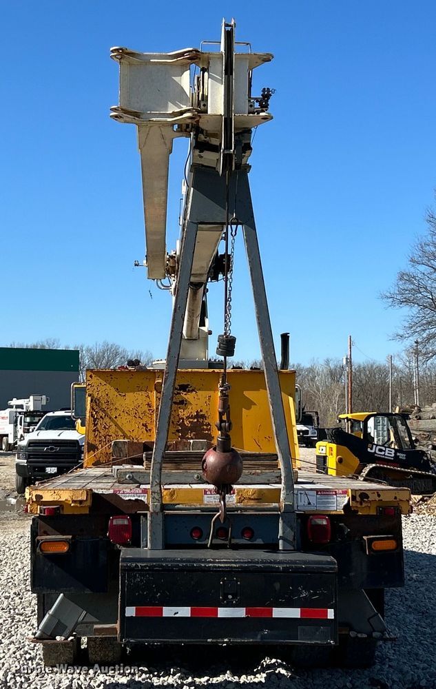 image for item EK4341 2000 International 4900 crane truck