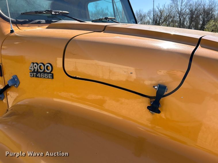 image for item EK4341 2000 International 4900 crane truck