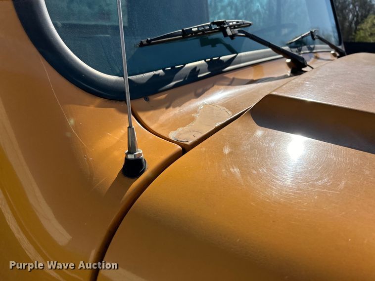 image for item EK4341 2000 International 4900 crane truck