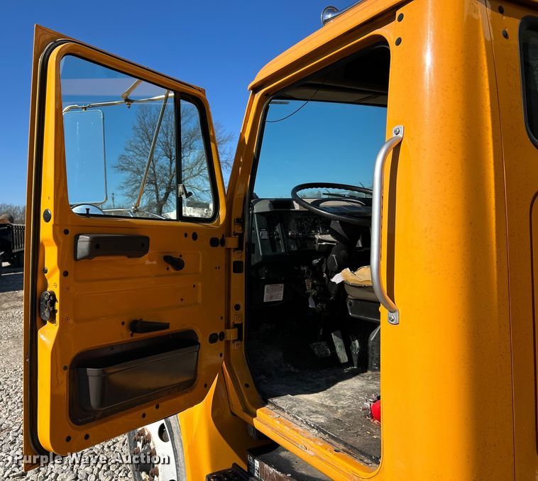 image for item EK4341 2000 International 4900 crane truck