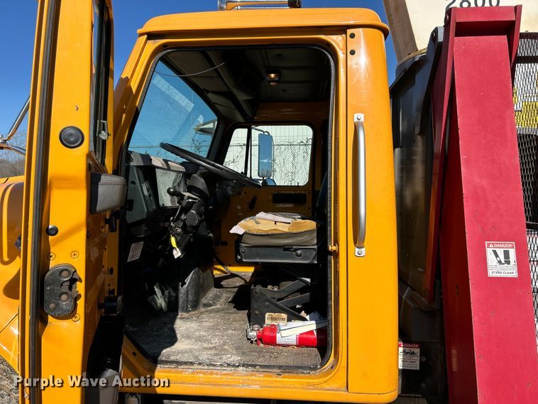 image for item EK4341 2000 International 4900 crane truck