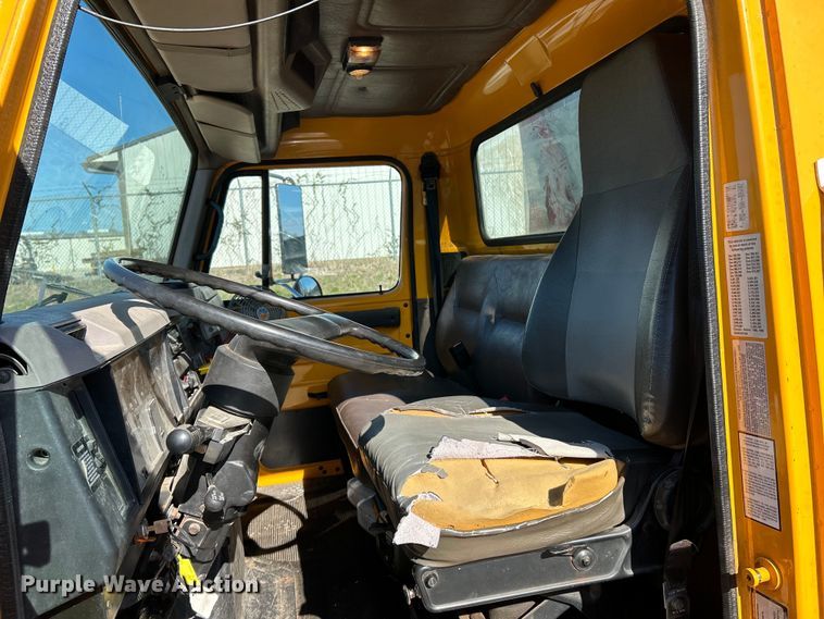 image for item EK4341 2000 International 4900 crane truck