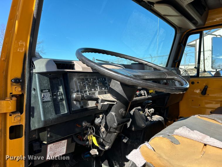 image for item EK4341 2000 International 4900 crane truck