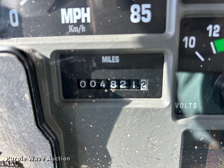 image for item EK4341 2000 International 4900 crane truck