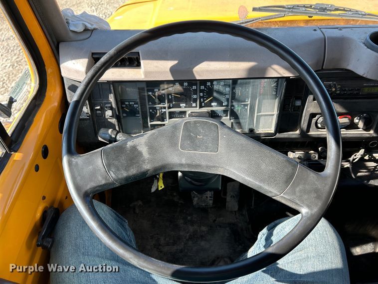 image for item EK4341 2000 International 4900 crane truck