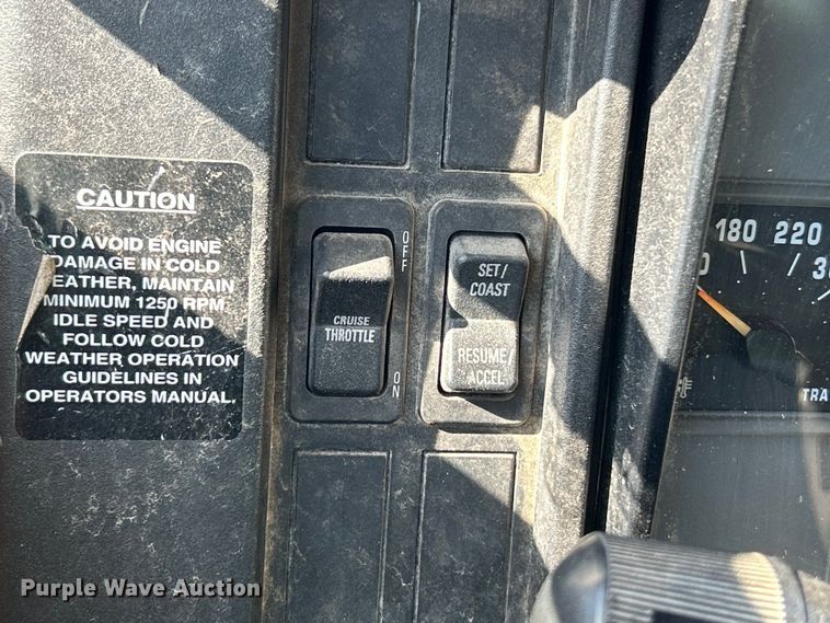 image for item EK4341 2000 International 4900 crane truck