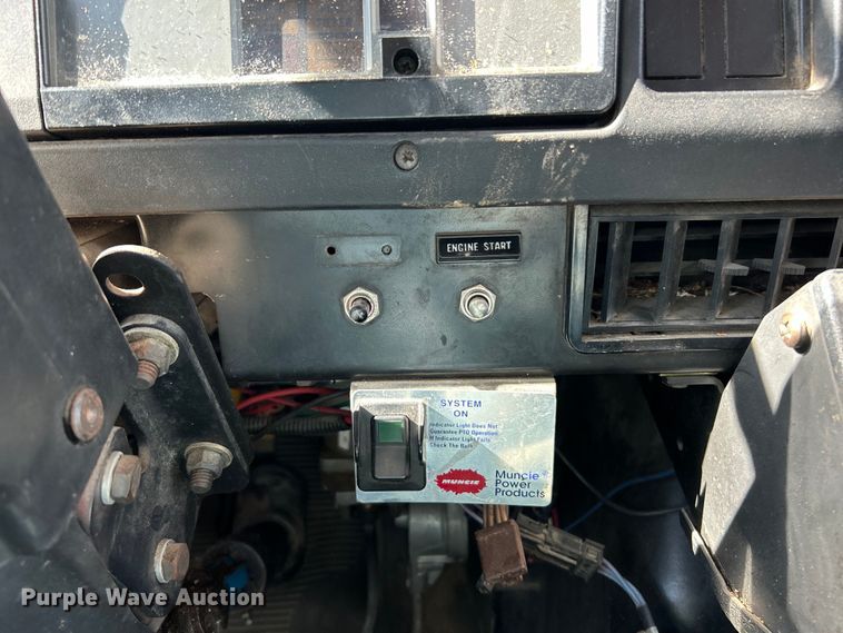 image for item EK4341 2000 International 4900 crane truck