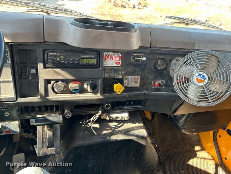 image for item EK4341 2000 International 4900 crane truck