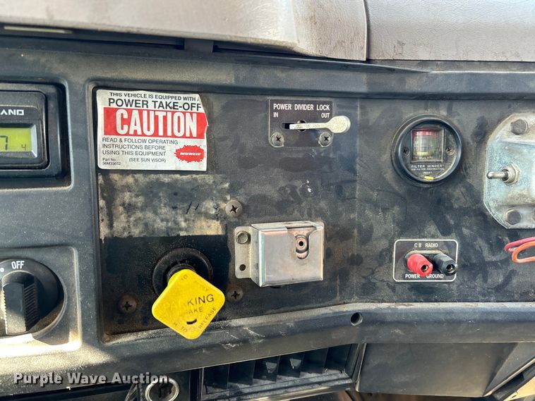 image for item EK4341 2000 International 4900 crane truck