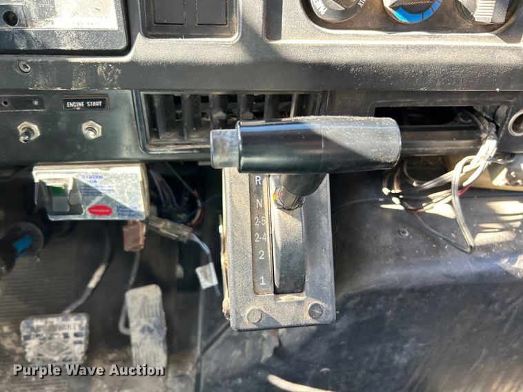 image for item EK4341 2000 International 4900 crane truck