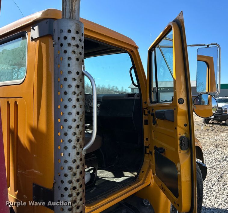 image for item EK4341 2000 International 4900 crane truck