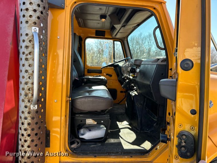 image for item EK4341 2000 International 4900 crane truck