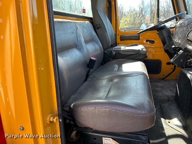 image for item EK4341 2000 International 4900 crane truck