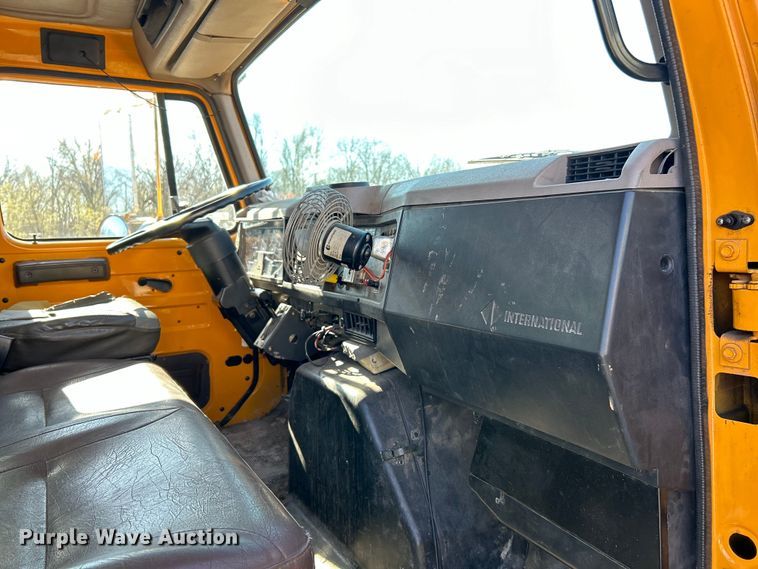 image for item EK4341 2000 International 4900 crane truck