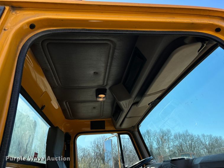 image for item EK4341 2000 International 4900 crane truck