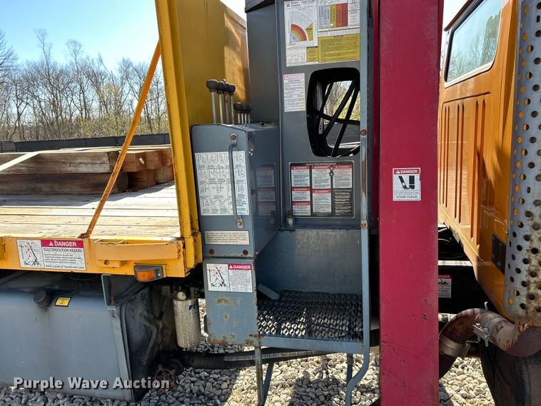 image for item EK4341 2000 International 4900 crane truck