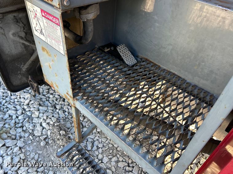 image for item EK4341 2000 International 4900 crane truck