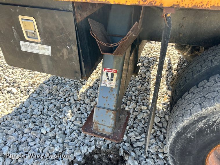 image for item EK4341 2000 International 4900 crane truck