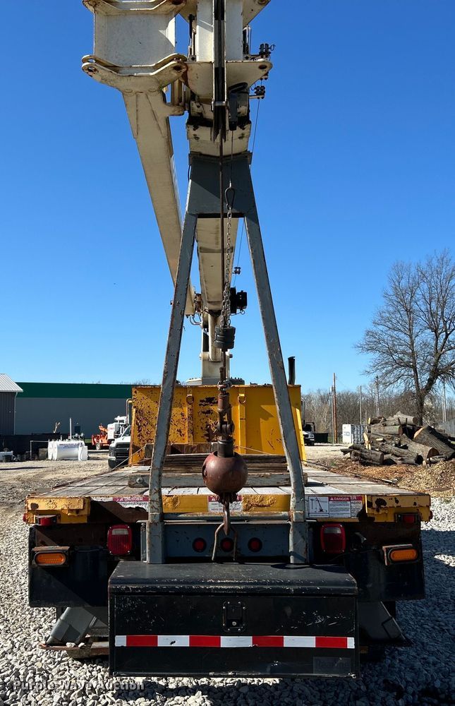 image for item EK4341 2000 International 4900 crane truck