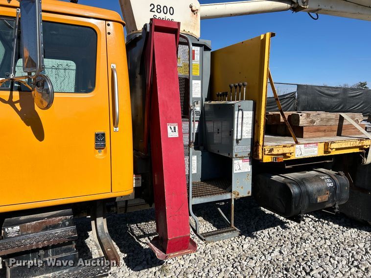 image for item EK4341 2000 International 4900 crane truck