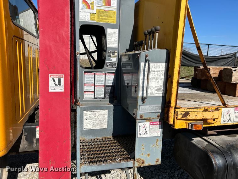 image for item EK4341 2000 International 4900 crane truck