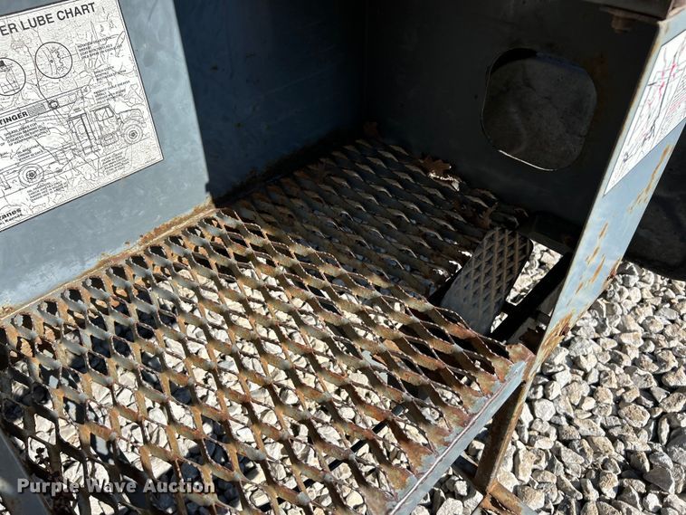 image for item EK4341 2000 International 4900 crane truck