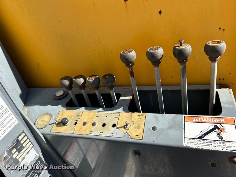 image for item EK4341 2000 International 4900 crane truck