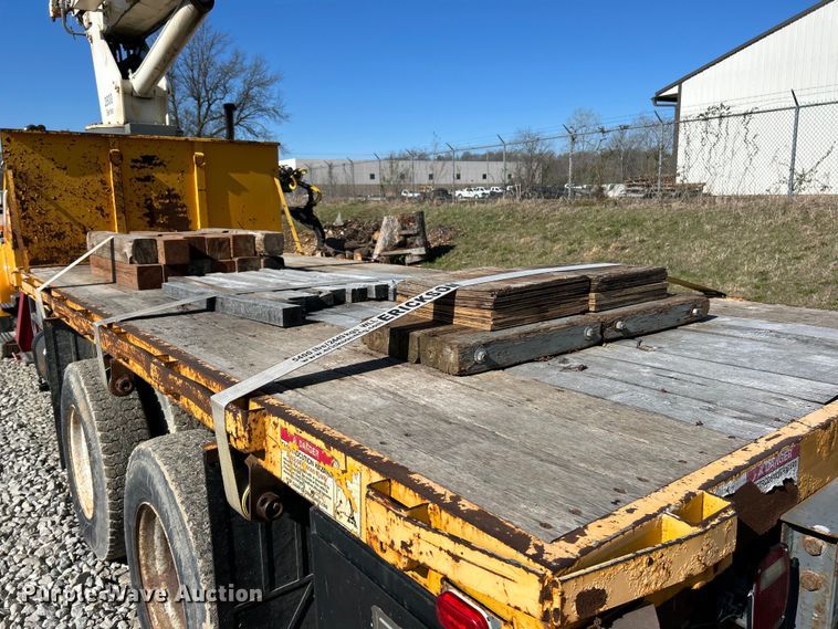 image for item EK4341 2000 International 4900 crane truck