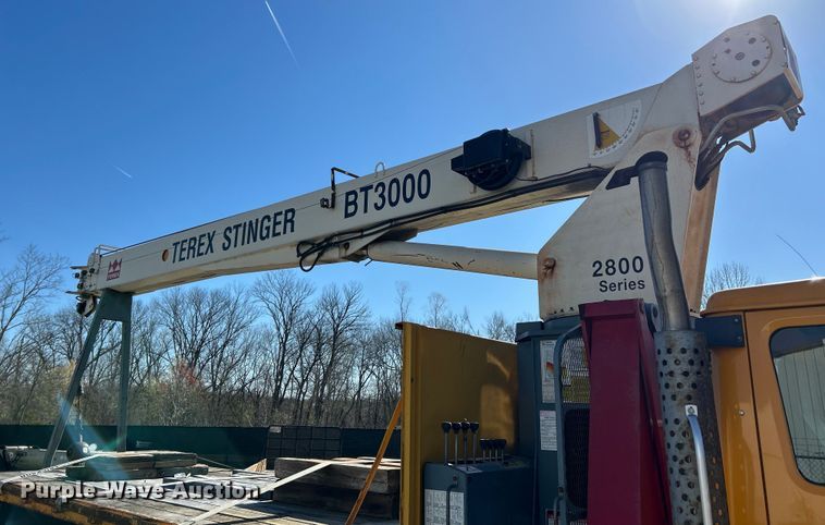 image for item EK4341 2000 International 4900 crane truck