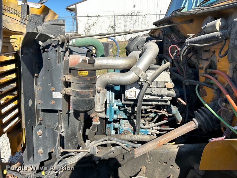 image for item EK4341 2000 International 4900 crane truck