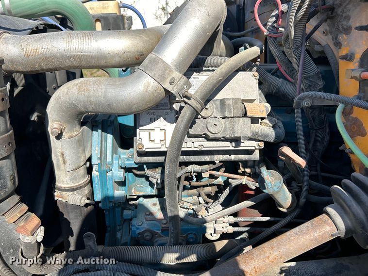 image for item EK4341 2000 International 4900 crane truck